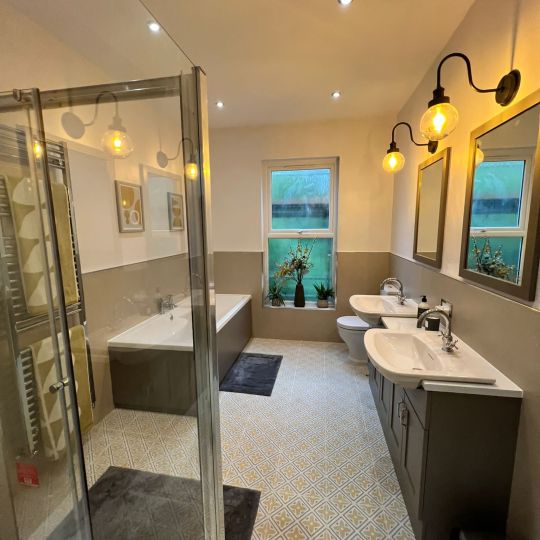 Two sinks, bath and separate shower